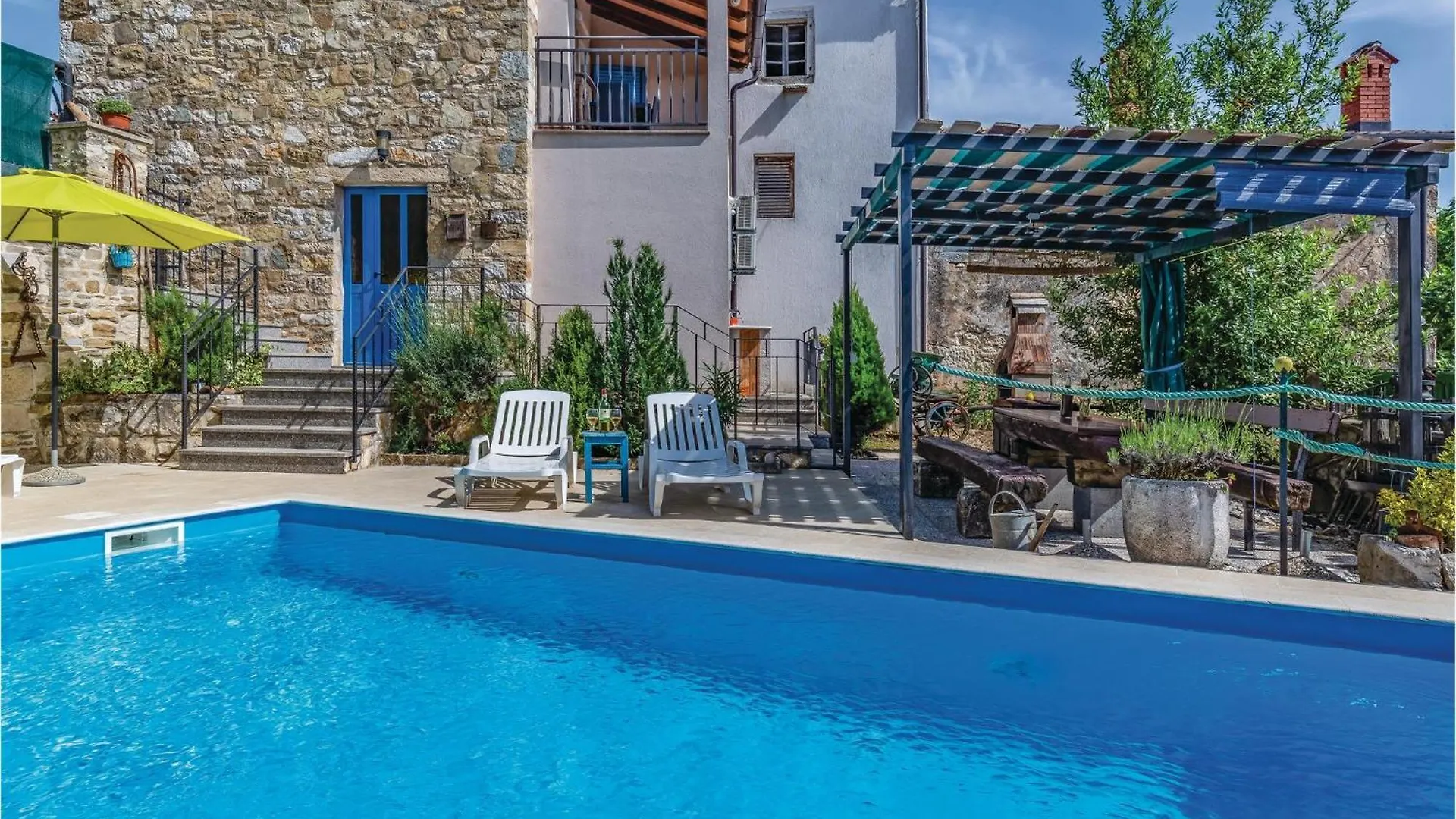 2 Bedroom Awesome Home In Kamena Vas Karojba 0*,