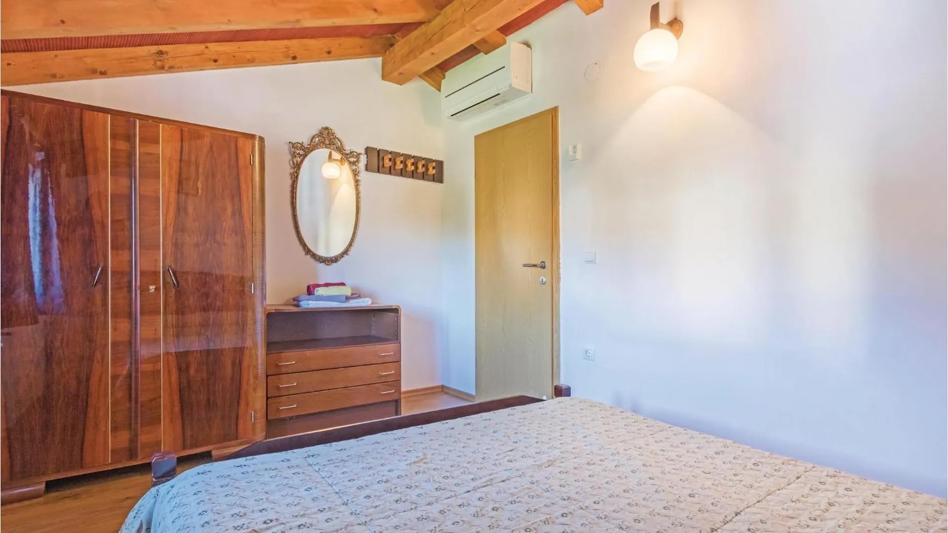 2 Bedroom Awesome Home In Kamena Vas Karojba 0*,